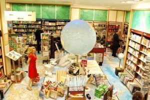 Interior de la tienda Standfords Londres