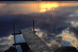 Medianoche en verano en un lago finlandés. Medianoche en un lago finlandés.