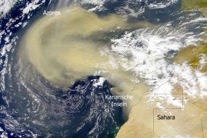 Masa de aire sahariana cargada de polvo. Fuente: zonu.com