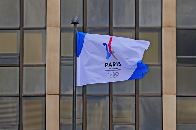 La bandera de los Juegos Olímpicos de París.