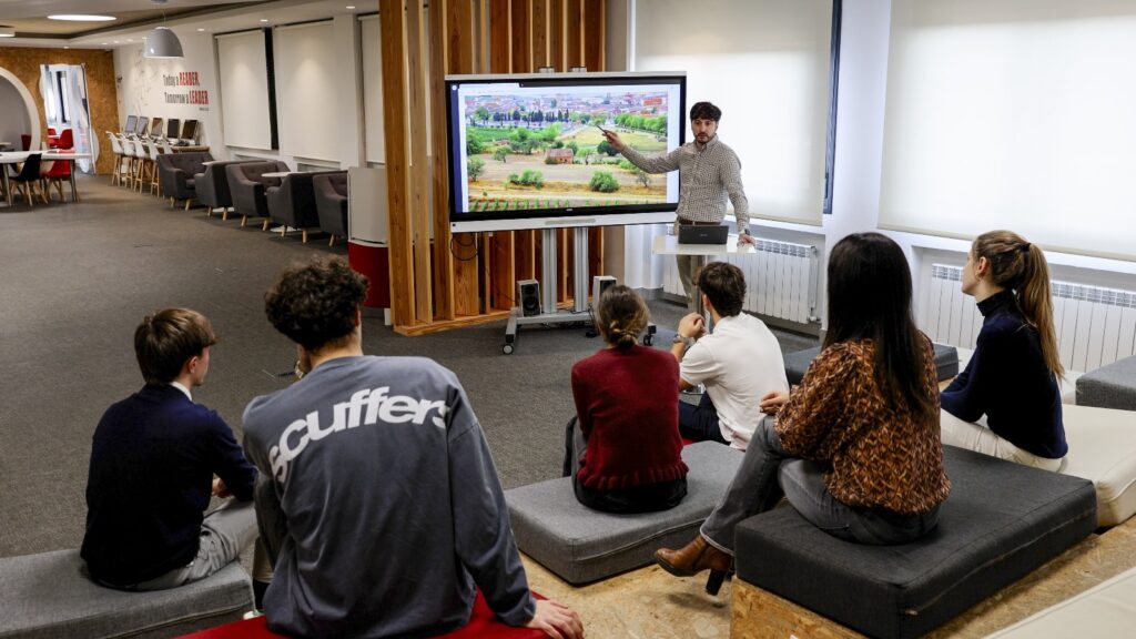 Alumnos de 2º Bachillerato en una clase sobre interpretación de paisajes.