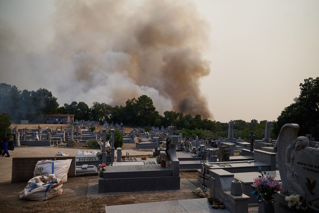 Incendio en el cementerio de Piedralaves, Ávila (España), durante los incendios forestales de Burgohondo y Sierra Oeste de 2026.